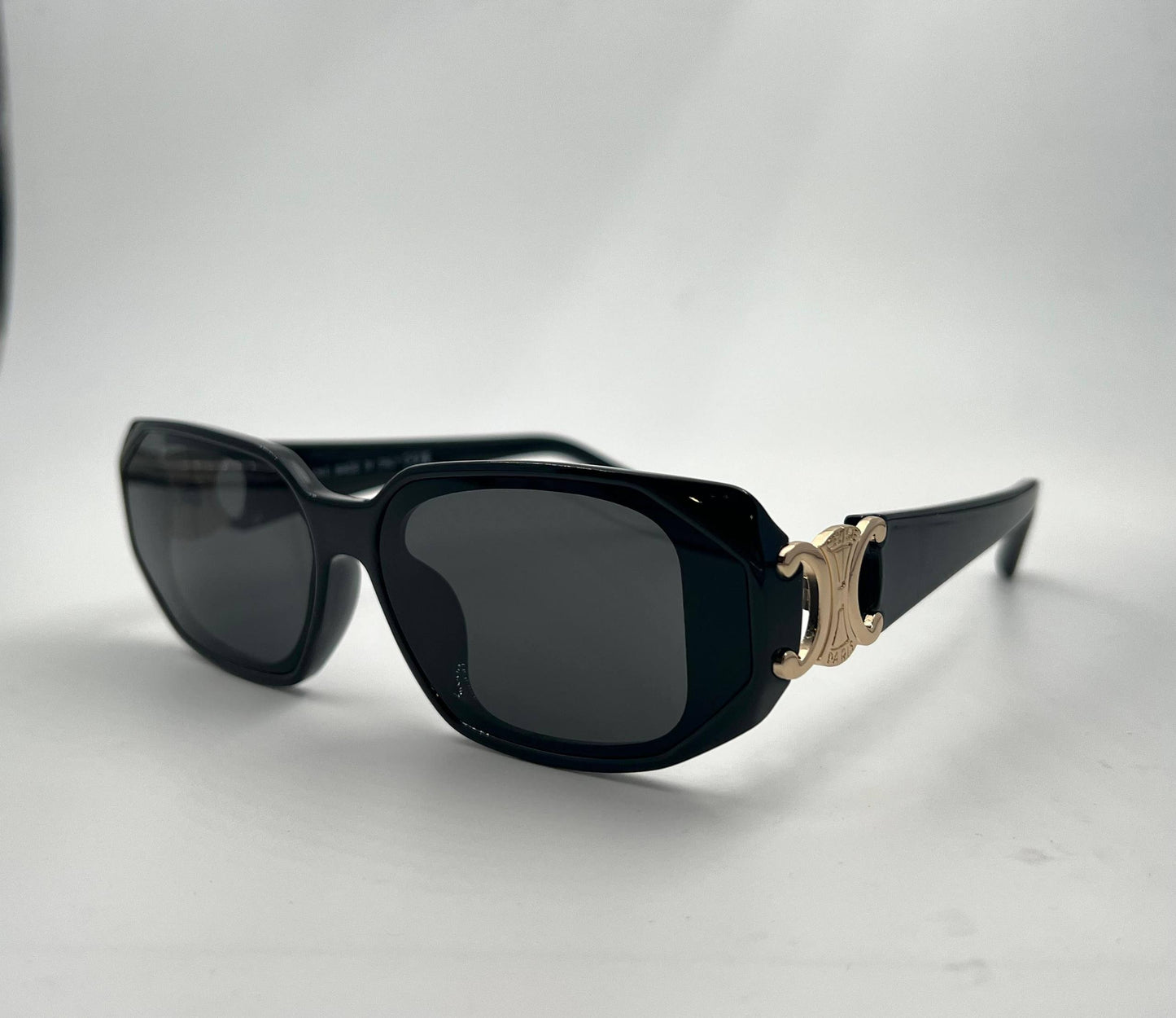 Celine💥
Sunglasses 🕶️ 
good quality 💯
With master box 🗃️ 
50 dhs❤️

Zain273
♥️♥️♥️