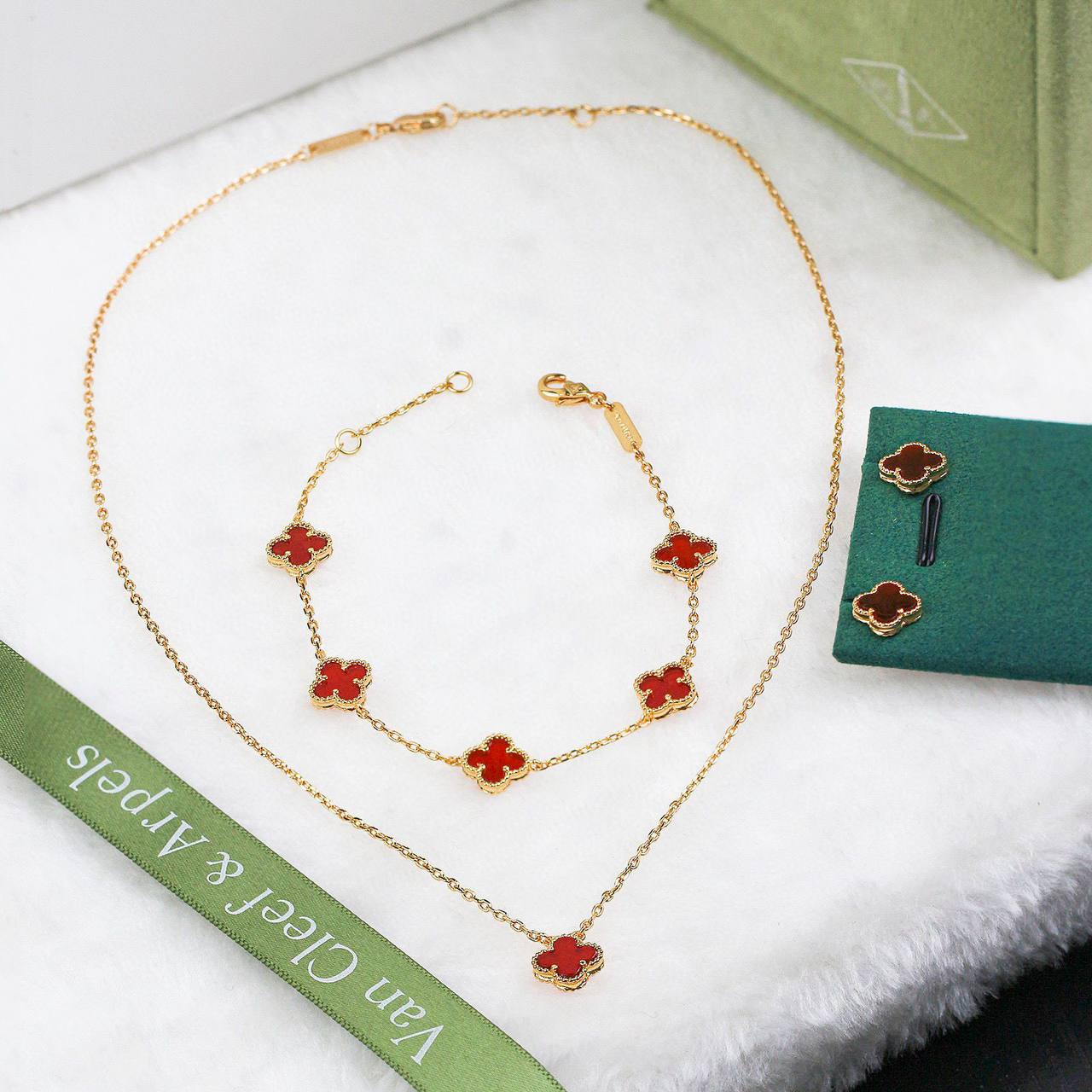 VCA
95 DHS💓
SET 💫✨
NECKLACE BRACELET EARRING WITH BOX AND PAPER BAG🎁🛍️

Zain89
♥️♥️♥️