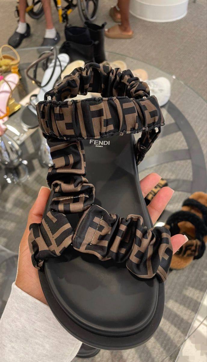 FENDI 
☘️ *SIZE  36  to 42 ☘️                                                                                                       
180 dhs🌺

Zain224
♥️♥️♥️