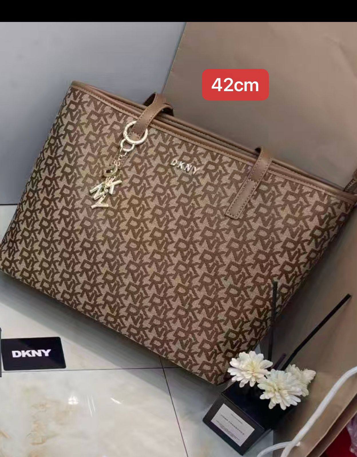 DKNY
110 dhs❣️

Zain102
♥️♥️♥️