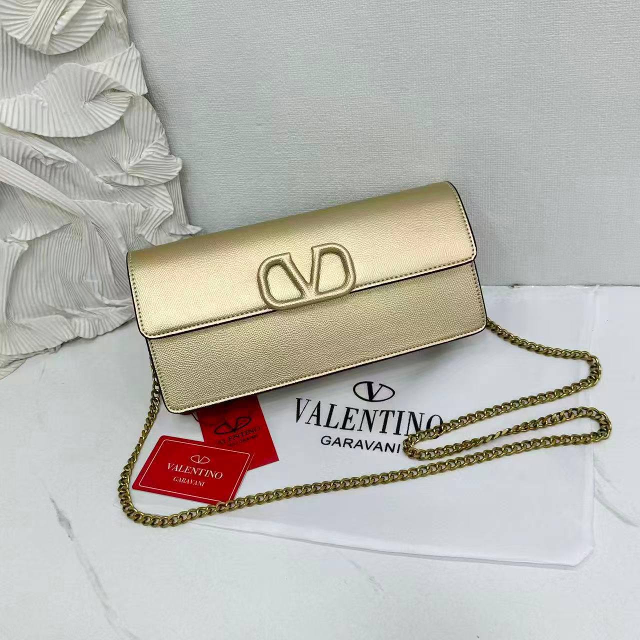 VALENTINO
GOOD QUALITY 
BIG SIZE 


WITH BOX 
🎁🎁🎁

120 dhs✅

Zain39
♥️♥️♥️