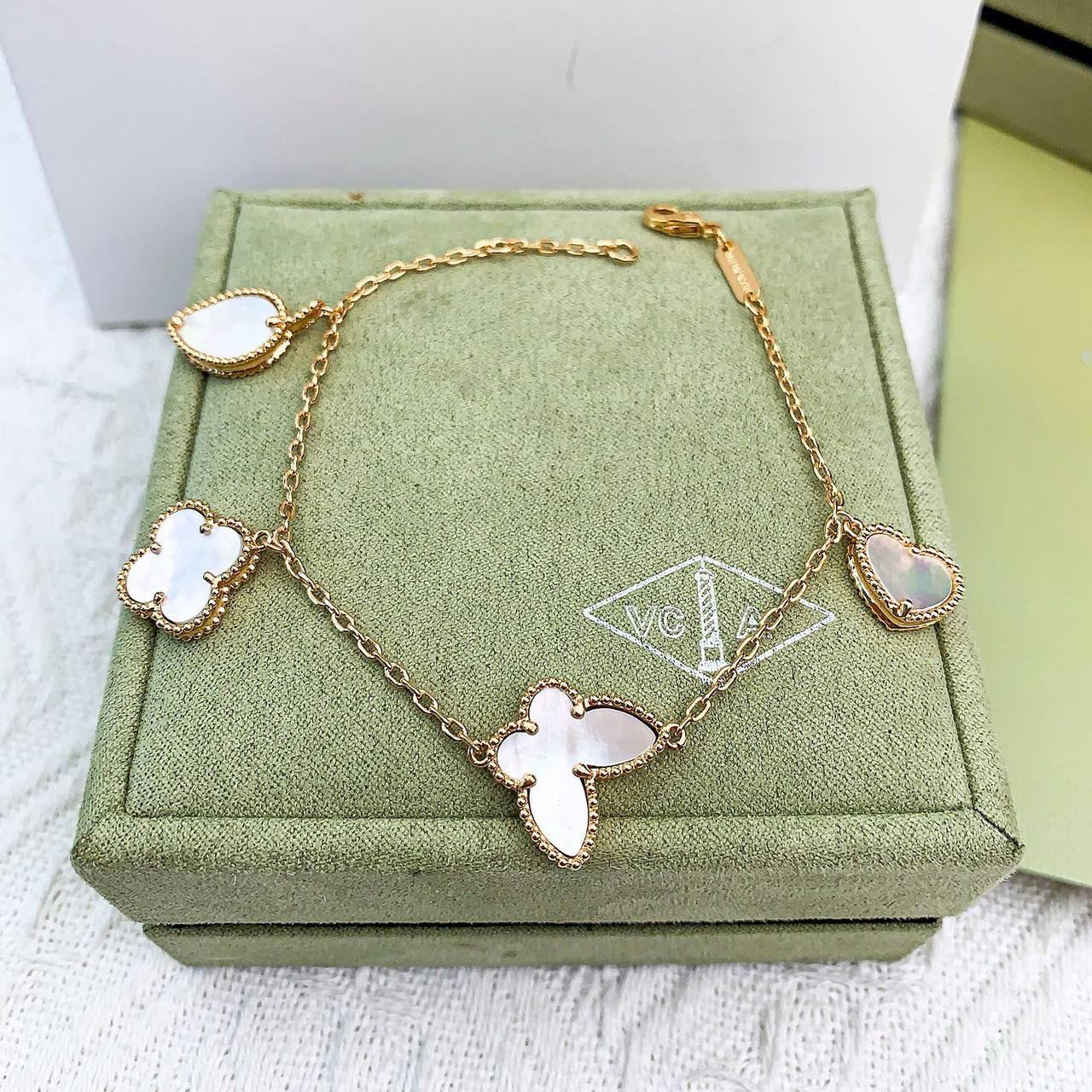 VCA SET ❤️‍🔥*
Necklace 🌊
Earring 🌸
Bracelet ❣️
Master quality 💯
With normal boxes 📦 
150 dhs🪙🌨️
With master box 🗃️ 
230 dhs🪙🌨️

Zain216
♥️♥️♥️