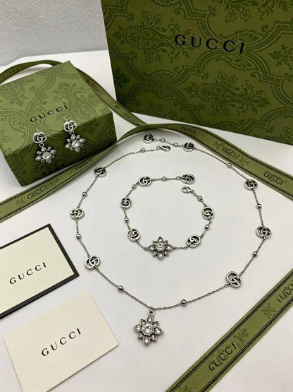 GUCCI SET 
MASTER💫✨
150 DHS✅
WITH SMALL BOX AND PAPER BAG🛍️🎁
Limited Stock🌟

Zain89
♥️♥️♥️