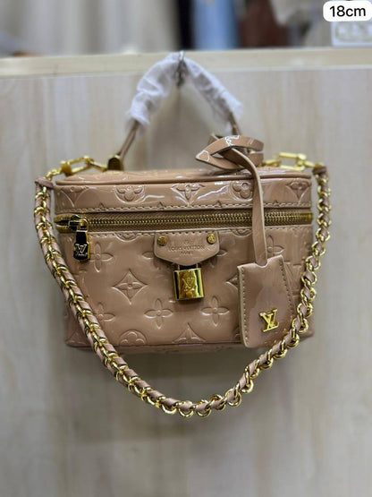 🌟 LV Vanity
1️⃣ First quality +🎁
Size :  18 * 12 cm
85 dhs✅
with box🎁

Zain115
♥️♥️♥️