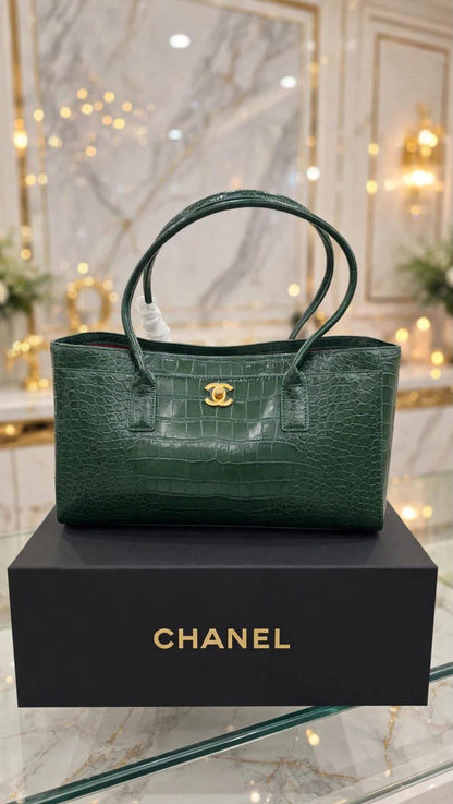 Chanel Croc ToT Bag 

35Cm 

With box 
Good Quality 
350 dhs🇦🇪🇦🇪🇦🇪

Zain131
♥️♥️♥️