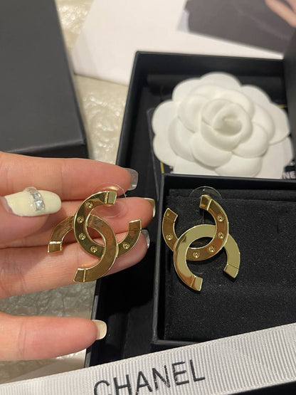 CHANEL ❤️‍🔥*
Necklace ✨
Earring🐦‍🔥
Ring free size 💍
Master quality 💯
With normal boxes 🗃️ 
140 dhs✅
With master box 🗃️ 
180 dhs✅

Zain216
♥️♥️♥️