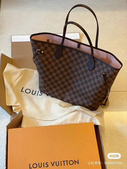 Lv 
Master❣️❣️
320 dhs🇦🇪🇦🇪
#Medium size 31cm💕🥳

Zain228
♥️♥️♥️