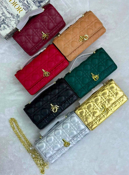DIOR 
GOOD QUALITY ✨
105 dhs🇦🇪🇦🇪
WITH BOX 📦

Zain28
♥️♥️♥️