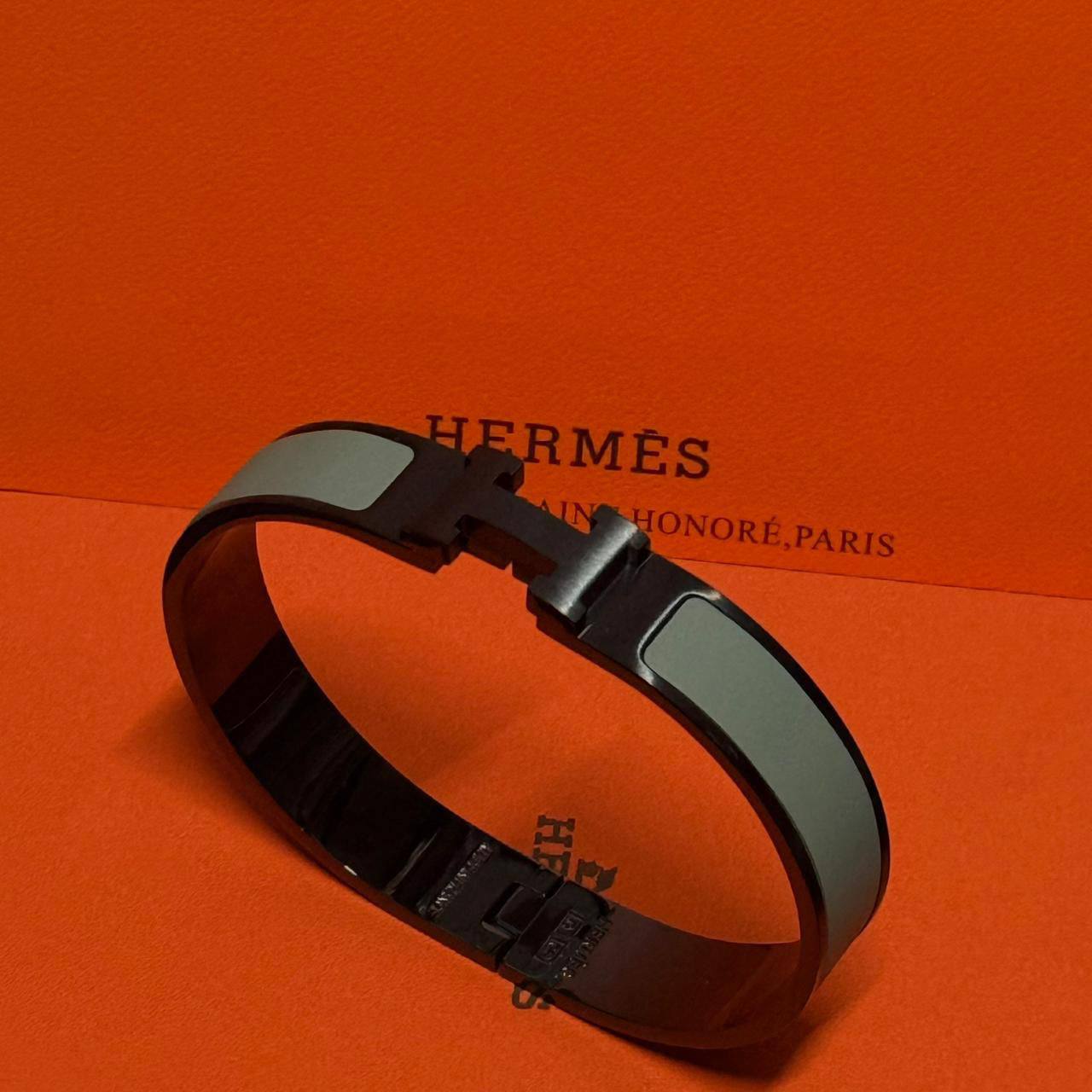 Hermes ❤️‍🔥*
Bangle ✨
Master quality 💯
Size 17,19,21
With normal boxes 📦 
55 dhs❤️
With master box 🗃️ 
65 dhs❤️

Zain216
♥️♥️♥️