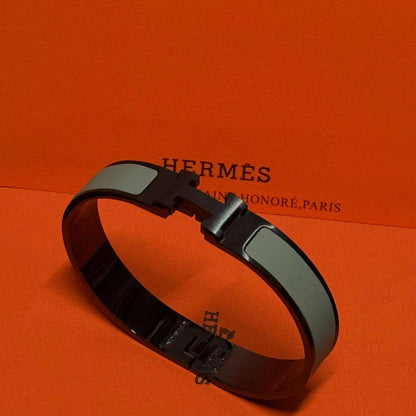 Hermes ❤️‍🔥*
Bangle ✨
Master quality 💯
Size 17,19,21
With normal boxes 📦 
55 dhs❤️
With master box 🗃️ 
65 dhs❤️

Zain216
♥️♥️♥️