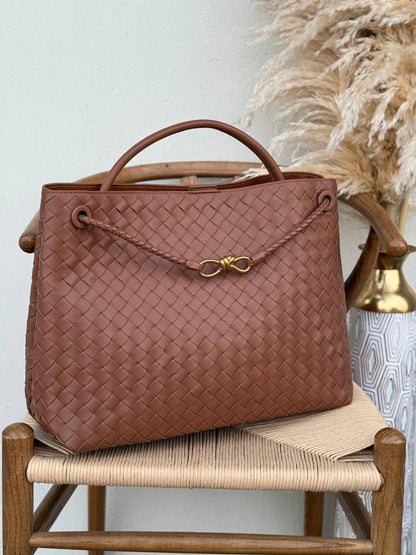 BOTTEGA VENETA
42cm
500 dhs✅
Top quality

Zain167
♥️♥️♥️