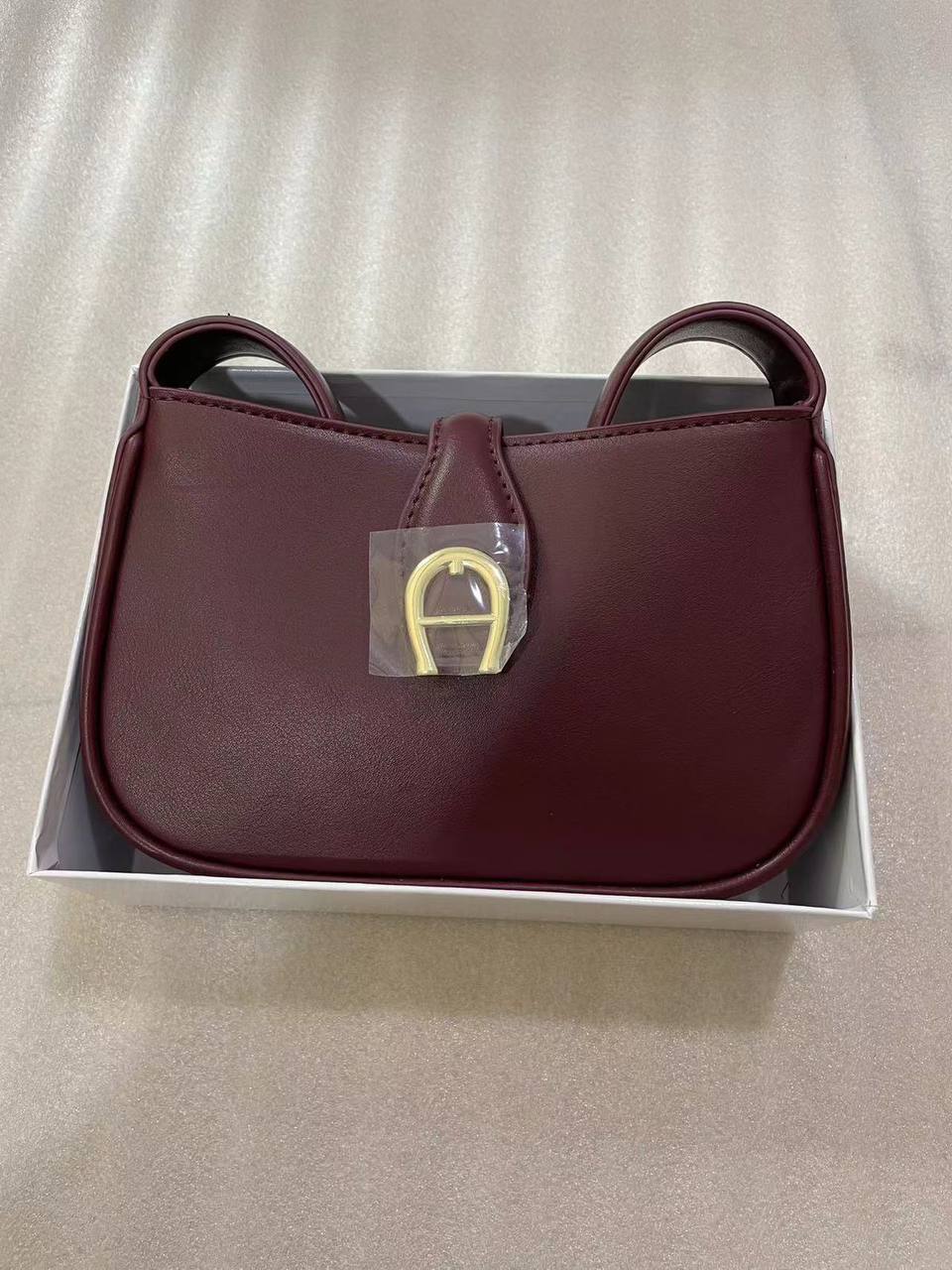 Aigner
95 dhs✅ 

with box
🎁🎁🎁

Zain72
♥️♥️♥️