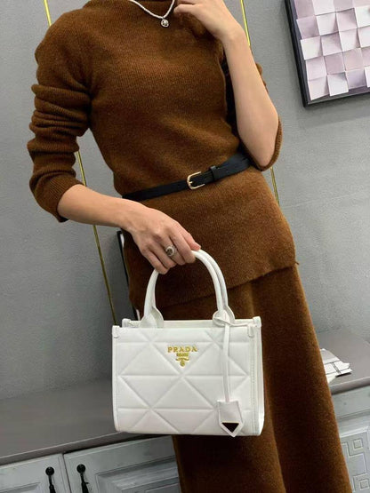 Prada
95 dhs🌺
size 24cm

Zain26
♥️♥️♥️