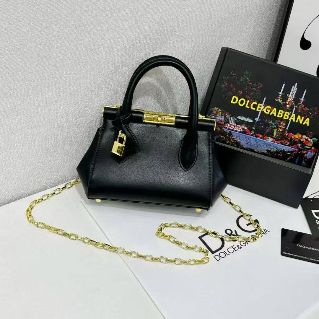 D&G
High quality

With box 
🎁🎁🎁

100 dhs❣️

Zain50
♥️♥️♥️