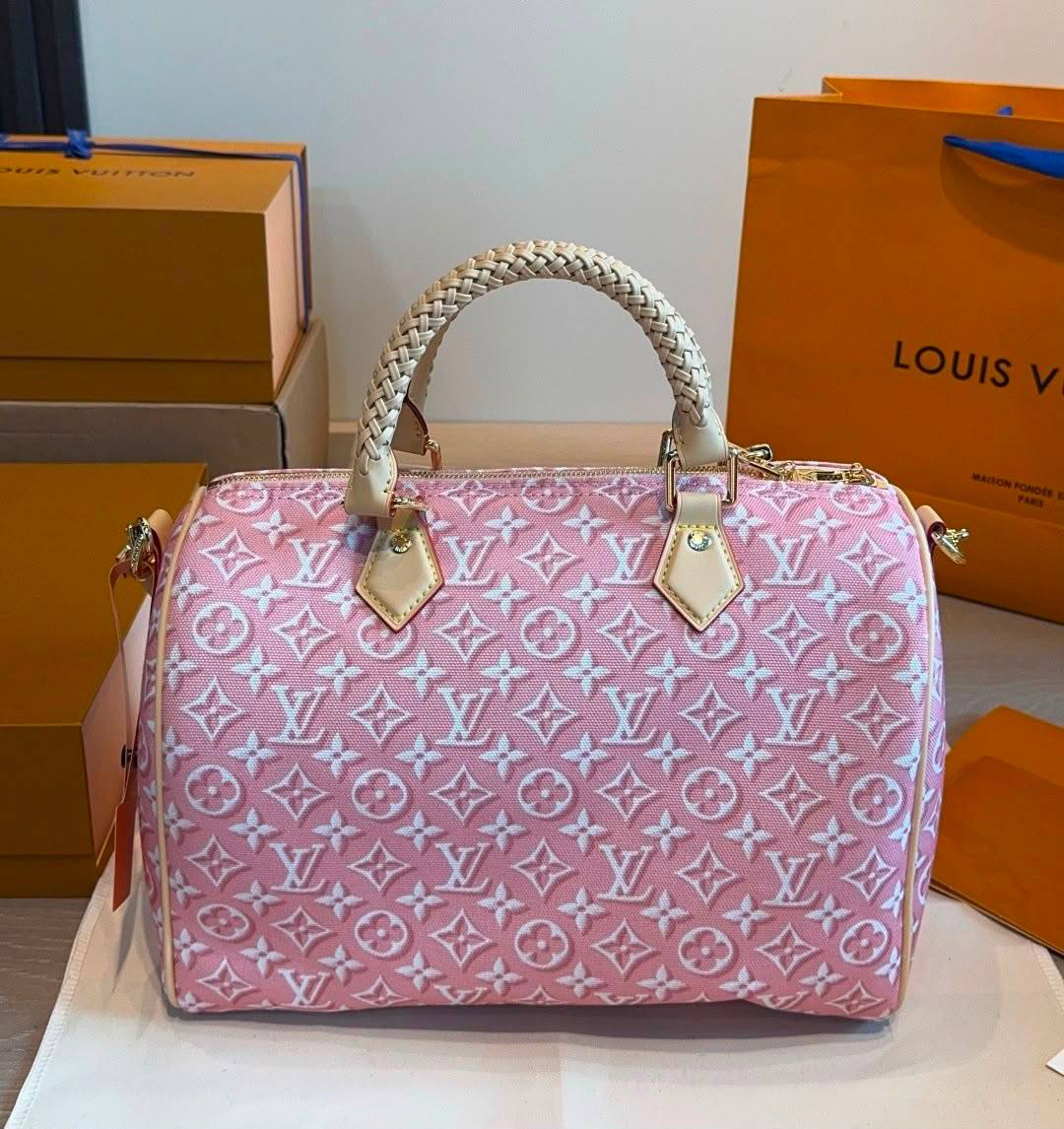 LV
MASTER QUALITY
260 dhs💓
……(with leather )
30CM

Zain295
♥️♥️♥️