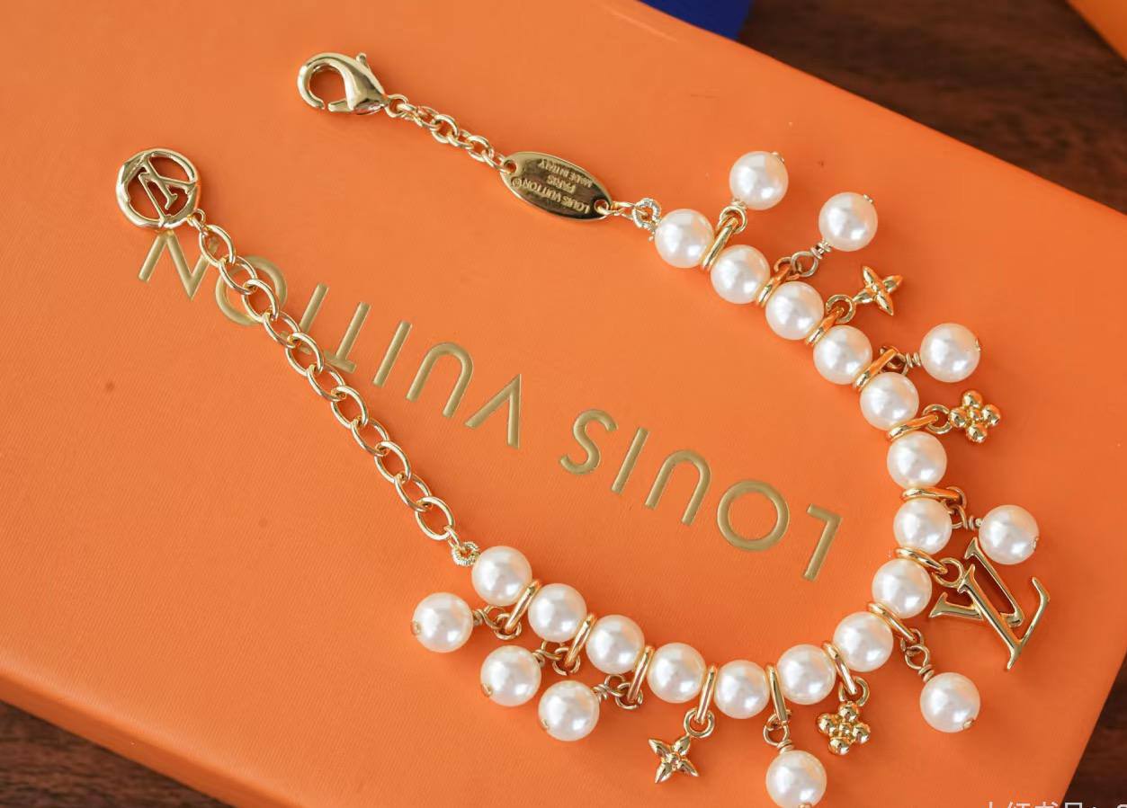LV
Necklace ❤️
Bracelet 🦋
Master quality 💯
With normal boxes 📦 
125 dhs✅
With master box 🗃️ 
140 dhs✅

Zain216
♥️♥️♥️