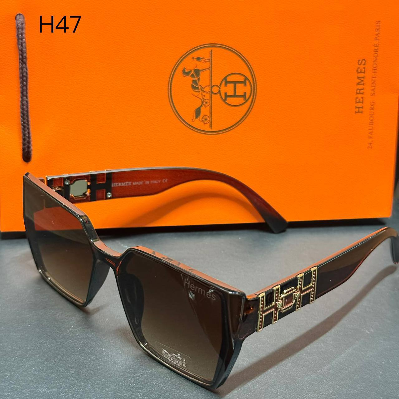 Hermes ❤️‍🔥*
Sunglasses 🕶️ 
Copy one❣️
good quality 💯
With master box 🗃️ 
50 dhs🪙🌨️

Zain216
♥️♥️♥️