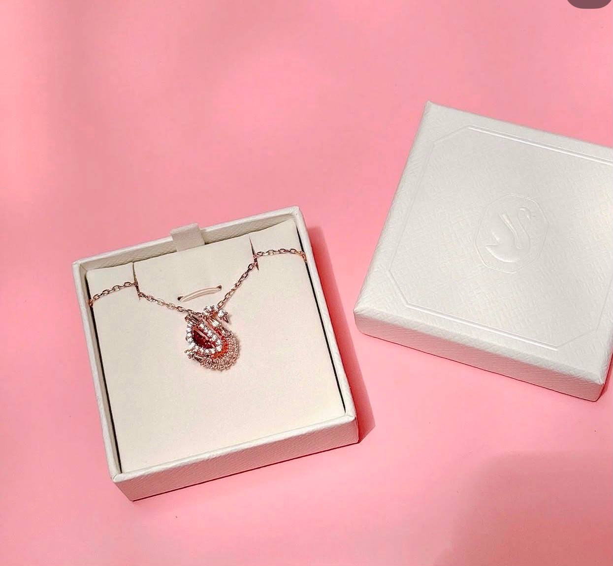 SWAROVSKI 
Necklace 😍
Master quality 💯
With normal boxes 🗃️ 
50 dhs✅

With master box 📦 
90 dhs✅

Zain216
♥️♥️♥️