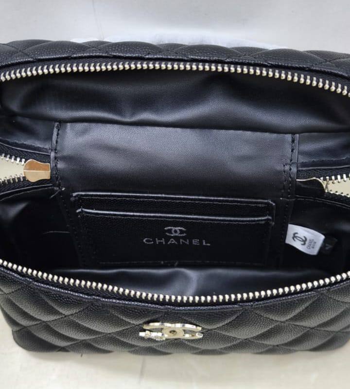CHANEL Vanity Bag
Grained leather Material
Silver Hardware
With long chain belt strap
Size : 19 cm
With BOX

100 dhs💓

Zain239
♥️♥️♥️