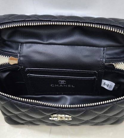 CHANEL Vanity Bag
Grained leather Material
Silver Hardware
With long chain belt strap
Size : 19 cm
With BOX

100 dhs💓

Zain239
♥️♥️♥️