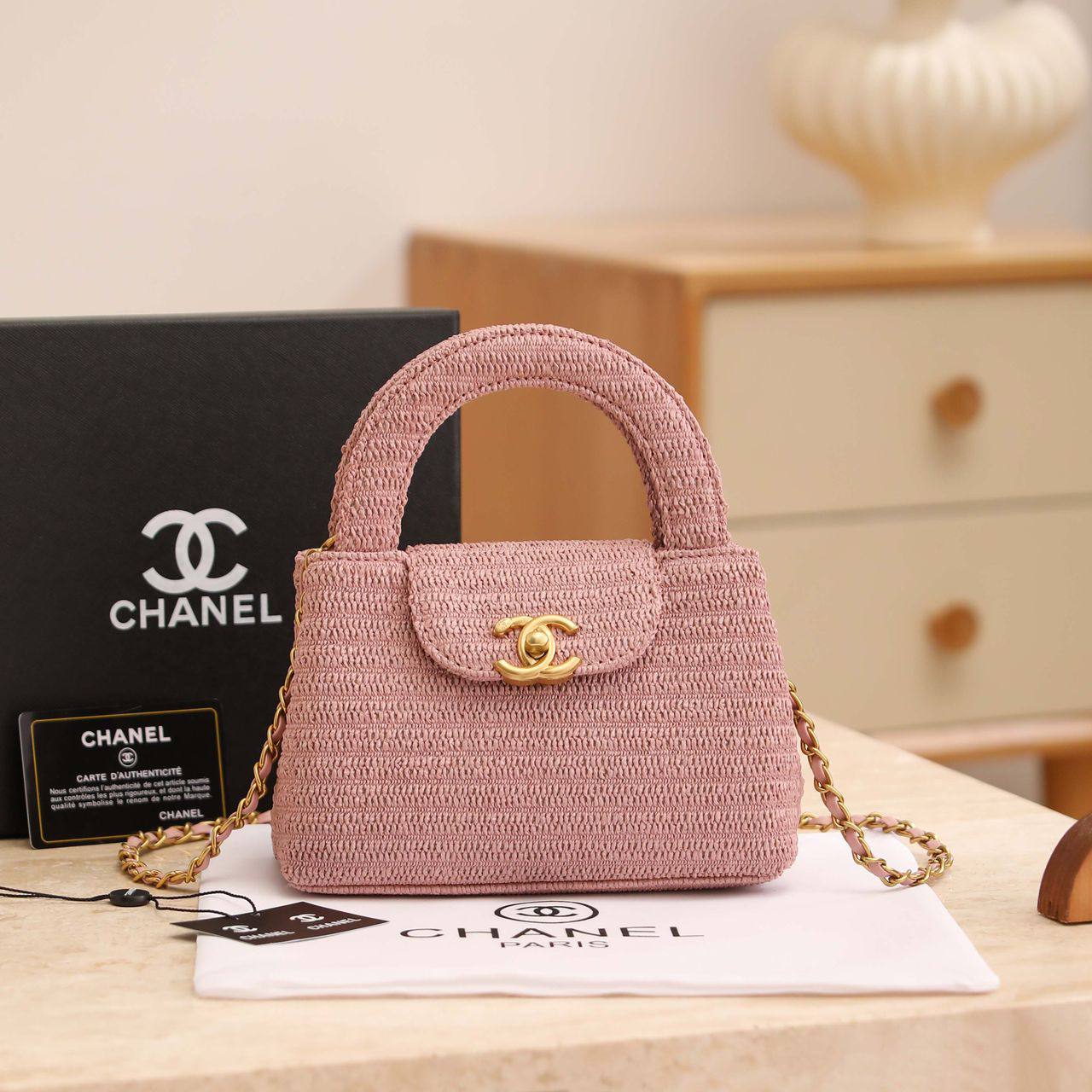 Chanel 
100 dhs✅
With box
🎁🎁🎁

size 19×7×13cm

Zain42
♥️♥️♥️