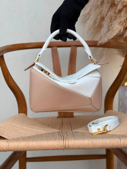 LOEWE

24cm

340 dhs🇦🇪🇦🇪

Top quality 
With box🎁

Zain167
♥️♥️♥️