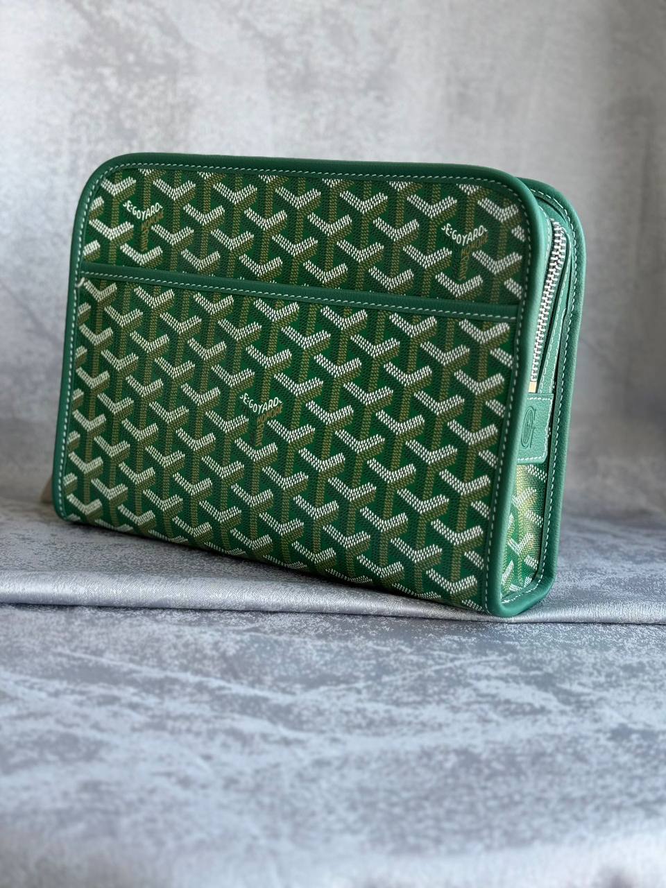 GOYARD
*Clutch Bag* 
*Master Quality* 
450 dhs✅

Zain179
♥️♥️♥️