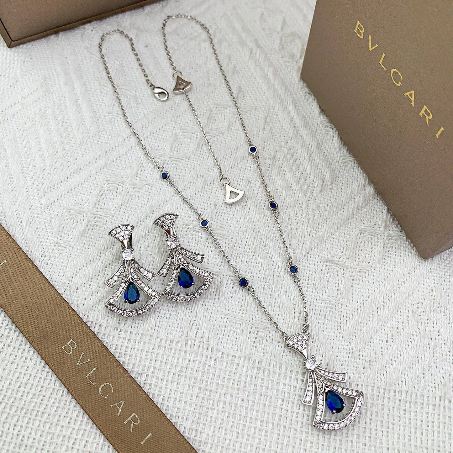 BVLGARI SET 
MASTER NECKLACE EARRINGS
180 DHS✅
WITH BOX AND PAPER BAG

Zain89
♥️♥️♥️