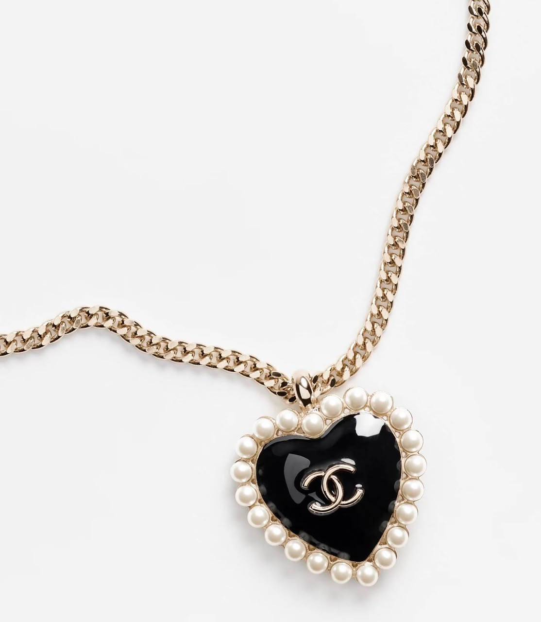 CHANEL 
Necklace 😍
Earring 🦋
Master quality 💯
With normal boxes 🗃️ 
90 dhs🇦🇪🇦🇪

With master box 📦 
105 dhs🇦🇪🇦🇪

Zain216
♥️♥️♥️