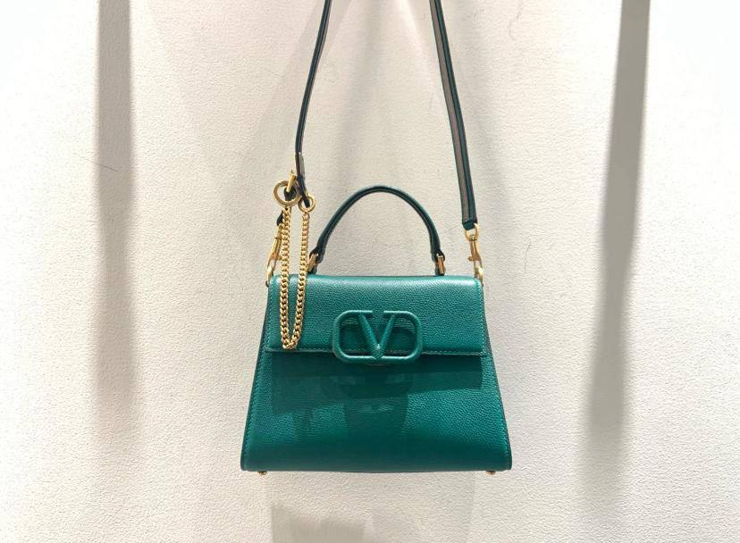 VALENTINO 
100 dhs🪙🌨️

with box
🎁🎁🎁

Zain90
♥️♥️♥️