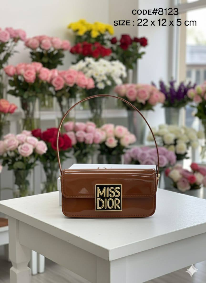 CHRISTIAN MISS DIOR
ɢʟᴏssʏ ᴍᴀᴛᴇʀɪᴀʟ
ɢᴏʟᴅ ʜᴀʀᴅᴡᴀʀᴇ
sʜᴏᴜʟᴅᴇʀ ʙᴀɢ
ᴡɪᴛʜ ʟᴏɴɢ ʙᴇʟᴛ sᴛʀᴀᴘ
sɪᴢᴇ : 22 cm
ᴡɪᴛʜ BOX
🎁🎁🎁

65 dhs🪙💚

Zain31
♥️♥️♥️