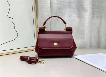 D&g

110 dhs
With box

Zain35
♥️♥️♥️