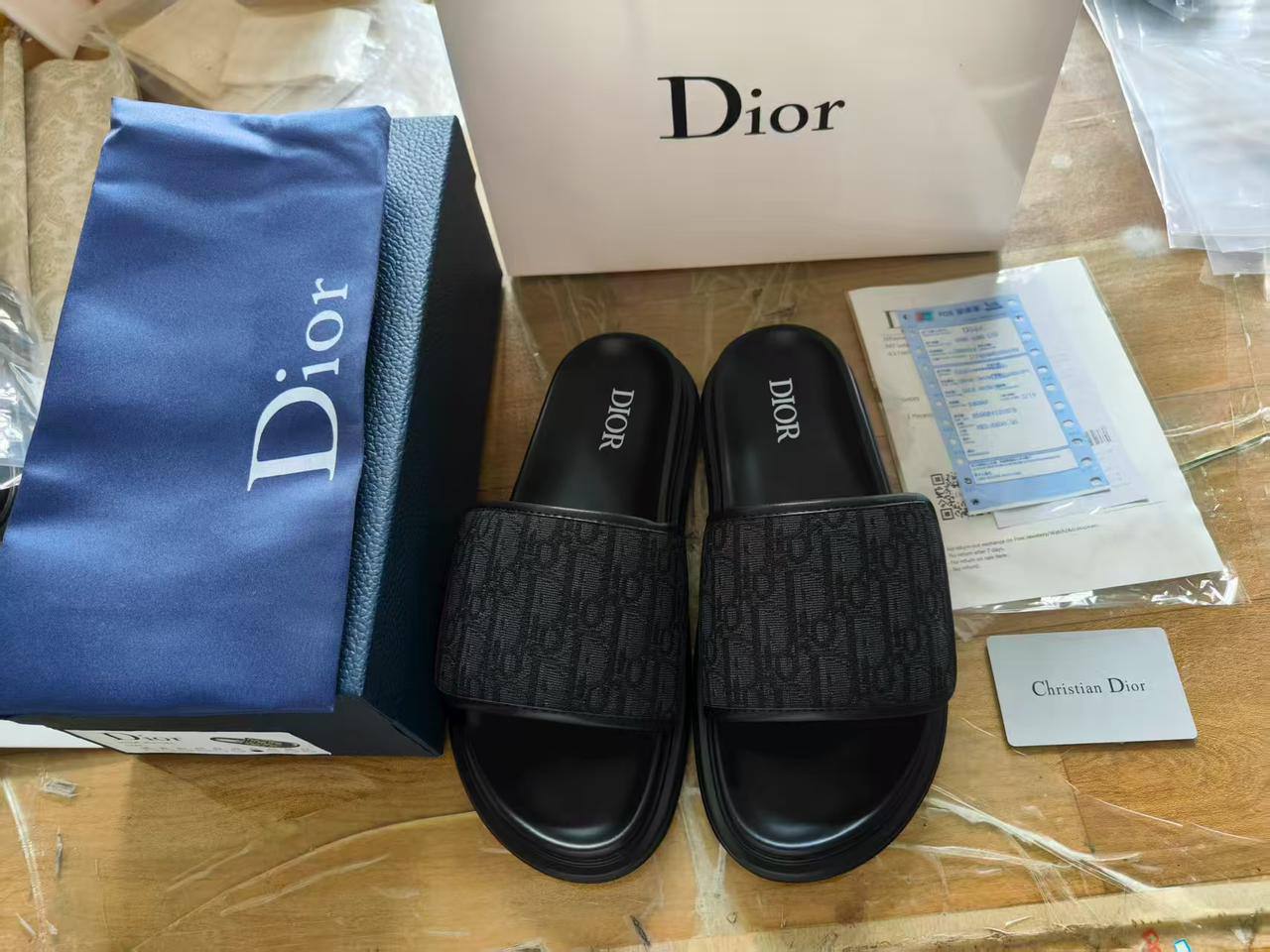Dior
Size 40-46 
140 dhs👑

Zain132
♥️♥️♥️
