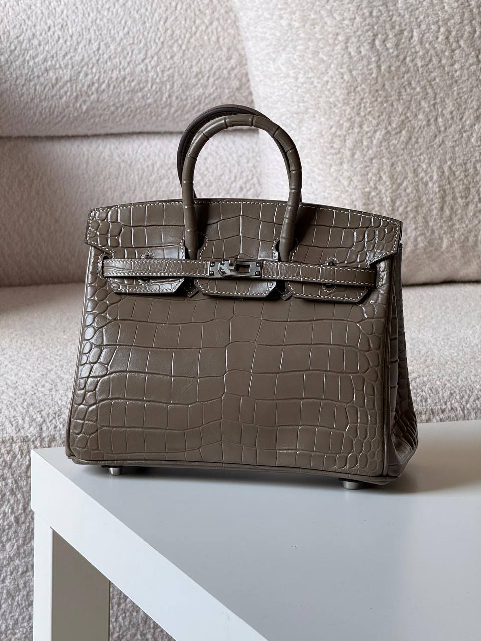 Hermes birkin croc 25cm💕master quality😍


with box❤️
🎁🎁🎁

780 dhs🪙🌨️

Zain52
♥️♥️♥️