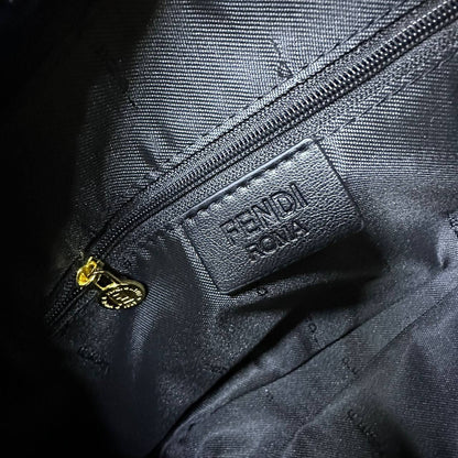 FENDI 
NEW CAME GOOD QUALITY
 
WITH BOX 
🎁🎁🎁

90 dhs🪙🖤
SIZE: 27cm

Zain39
♥️♥️♥️