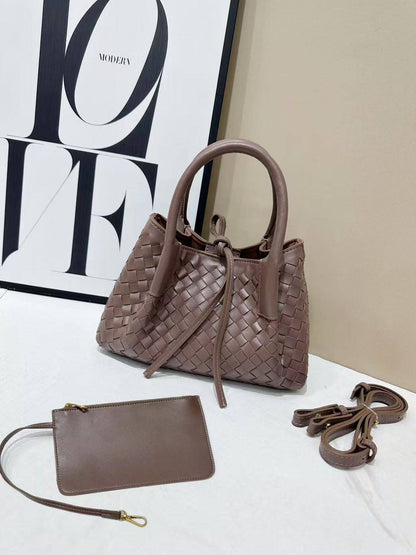 Bottega

100 dhs🇦🇪🇦🇪
With box

Size25cm

Zain219
♥️♥️♥️