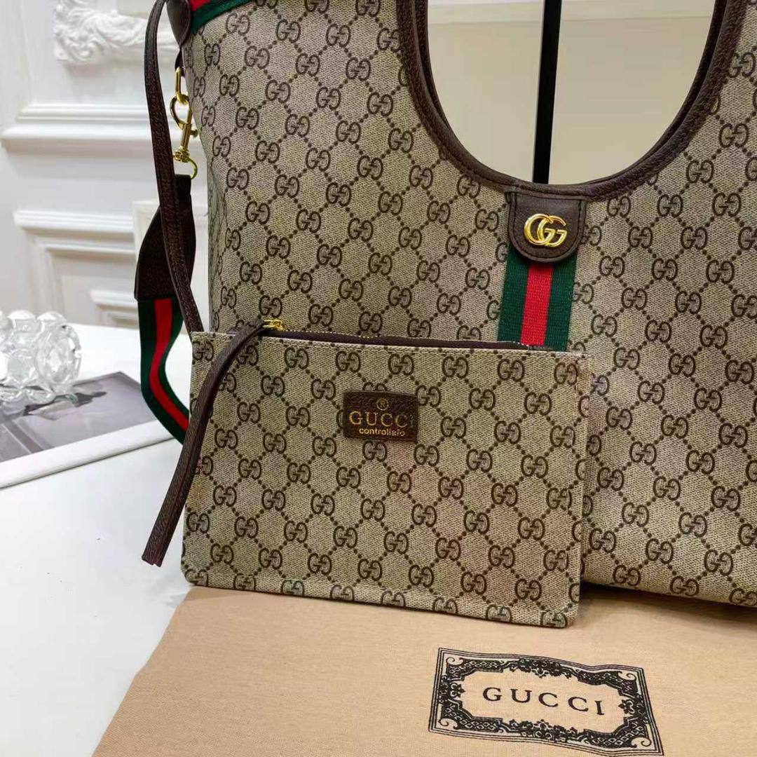 Gucci
110 dhs🪙💕
size 50×30×14cm

Zain44
♥️♥️♥️