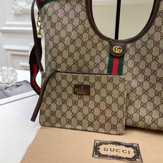 Gucci
110 dhs🪙💕
size 50×30×14cm

Zain44
♥️♥️♥️