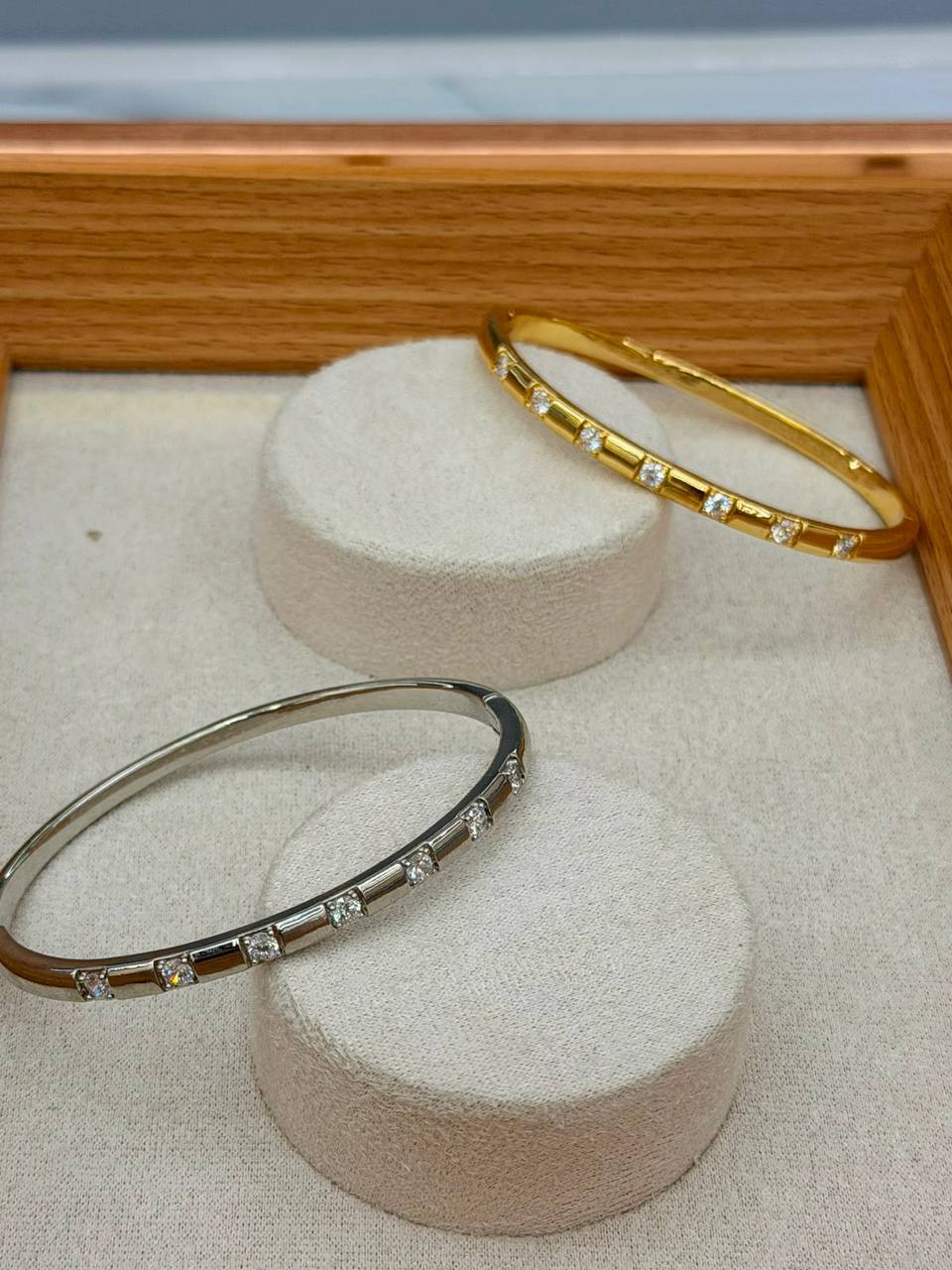 Bangle ❤️‍🔥*
good quality 💯
With black boxes 🗃️ 
20 dhs💓
With normal boxes 📦 
And paper bag🛍️
30 dhs💓

Zain216
♥️♥️♥️