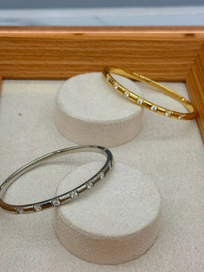 Bangle ❤️‍🔥*
good quality 💯
With black boxes 🗃️ 
20 dhs💓
With normal boxes 📦 
And paper bag🛍️
30 dhs💓

Zain216
♥️♥️♥️