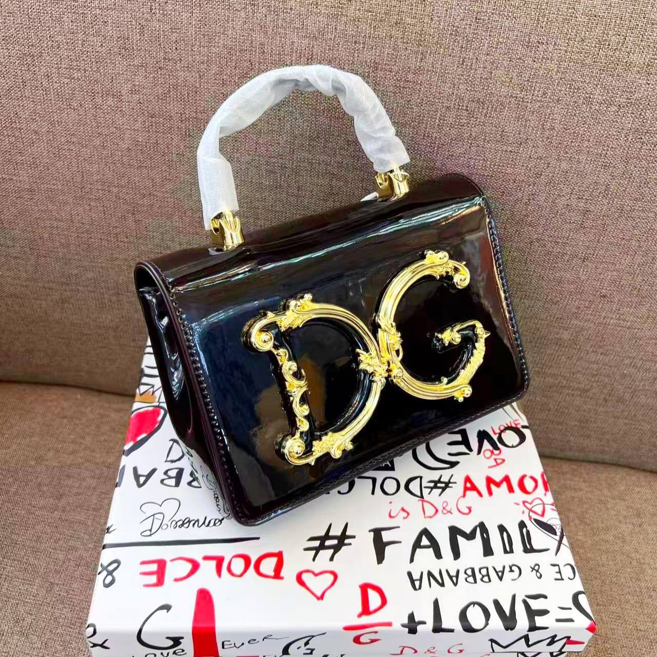 D&G

105 dhs🪙🌨️

with box
🎁🎁🎁

size 22cm

Zain26
♥️♥️♥️