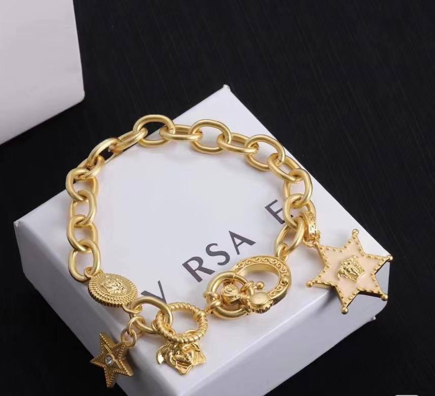 VERSACE ❤️‍🔥*
Bracelet ✨
Master quality 💯
With normal boxes 📦 
55 dhs✅

Zain216
♥️♥️♥️