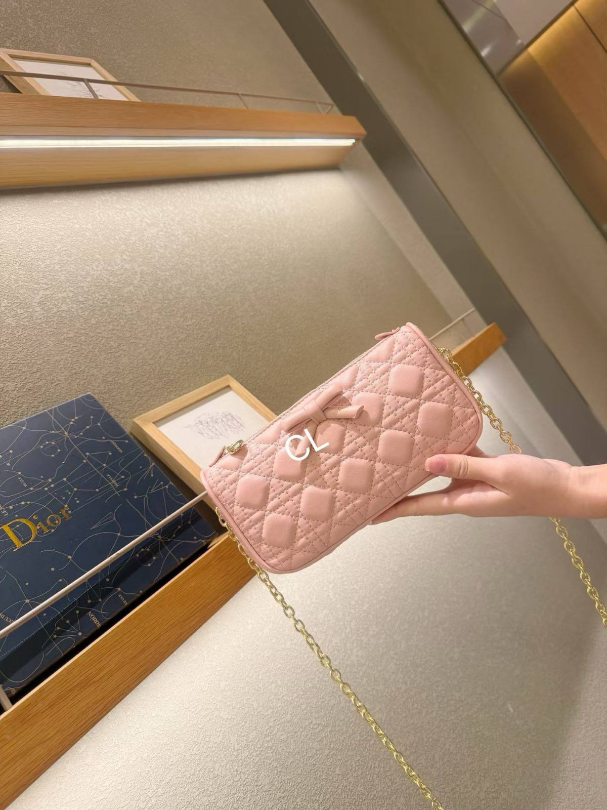 DIOR

Best quality 

with box
size 23CM
100 dhs🇦🇪🇦🇪

Zain290
♥️♥️♥️