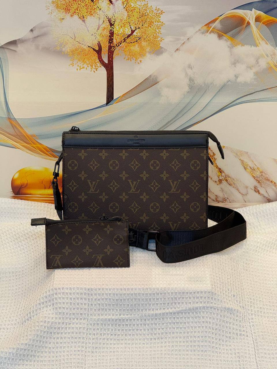 LV 
85 dhs✅
Best quality 

with box
🎁🎁🎁

size 26 CM

Zain290
♥️♥️♥️