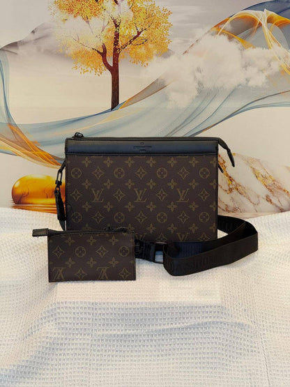 LV 
85 dhs✅
Best quality 

with box
🎁🎁🎁

size 26 CM

Zain290
♥️♥️♥️