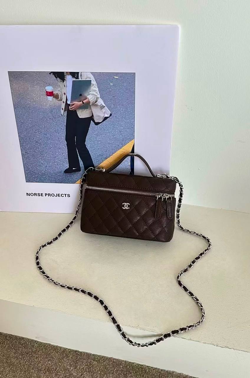 Chanel
100 dhs🇦🇪🇦🇪 
Withbox

Zain143
♥️♥️♥️
