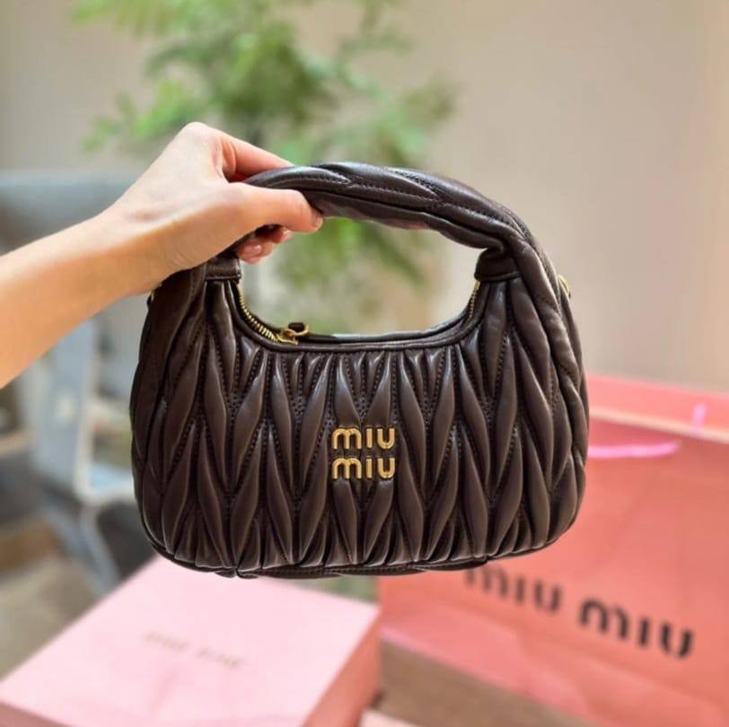 Miu Miu
100 dhs🇦🇪🇦🇪
with box
size 22cm

Zain26
♥️♥️♥️