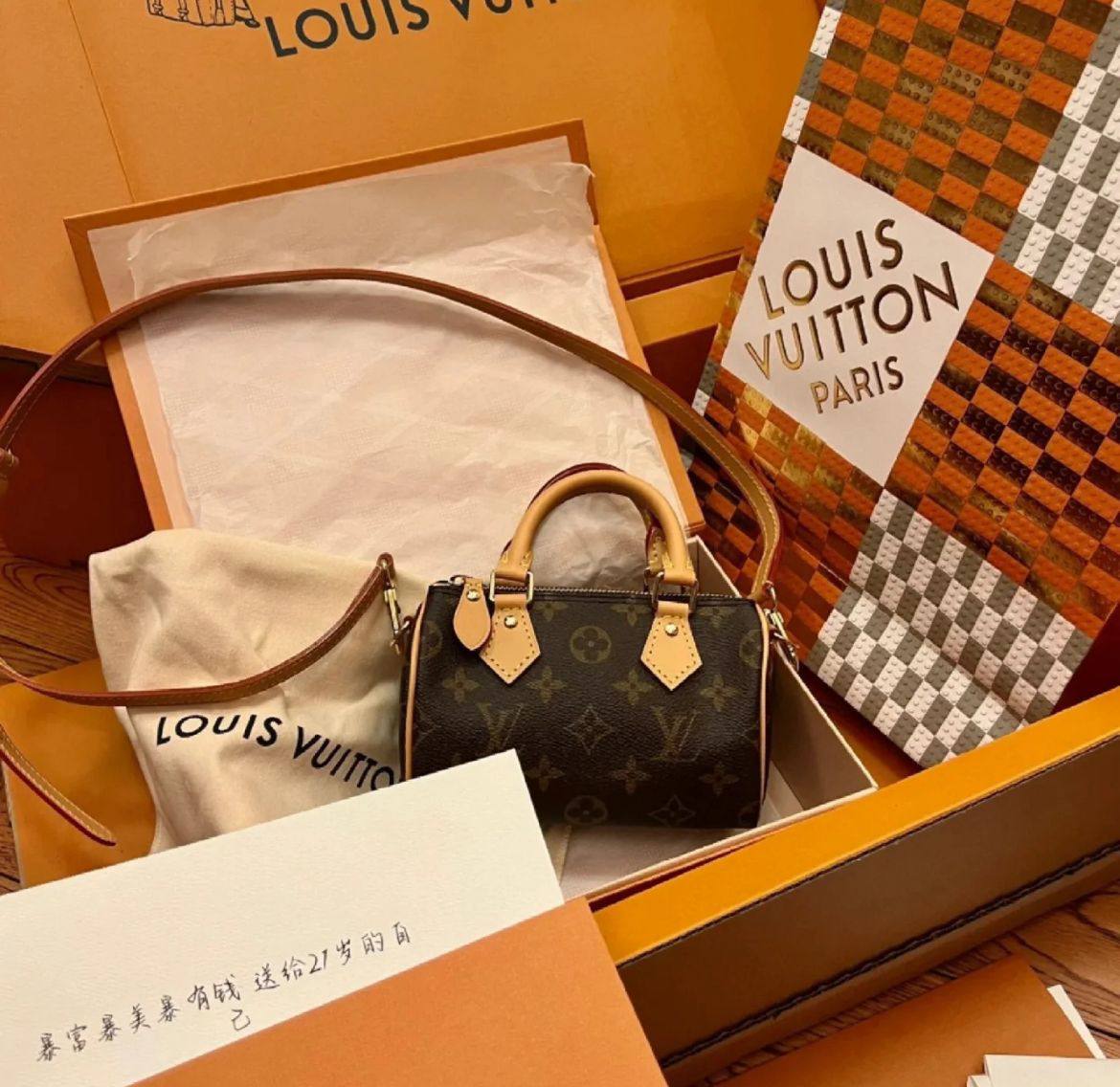 LV
85 dhs👑
size：16cm
Good quality

Zain35
♥️♥️♥️