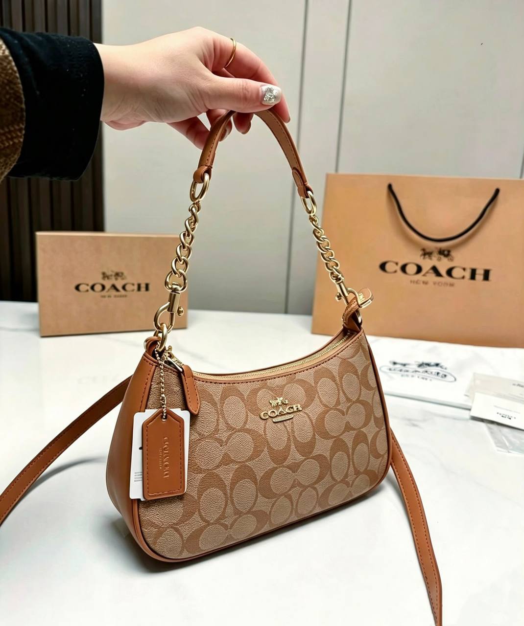 COACH 
GOOD QUALITY WITH BOX 
95 dhs🇦🇪🇦🇪

Zain295
♥️♥️♥️
