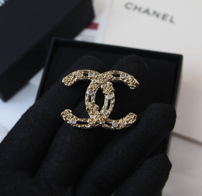 *CHANEL*  🤍

🆕🎉🥳🎊🆕
* BROOCH, Clip , Pin
* Gold-Finish Metal with Stones

* ⁠↗️ *Super Master Quality ®️*
For Price 👇 WTSP Text Zain 0568585901

Zain106
♥️♥️♥️
